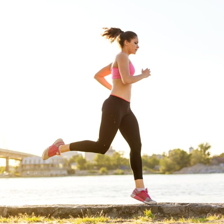 Lee más sobre el artículo Cómo Combinar el Entrenamiento de Fuerza con el Cardio para Perder Peso